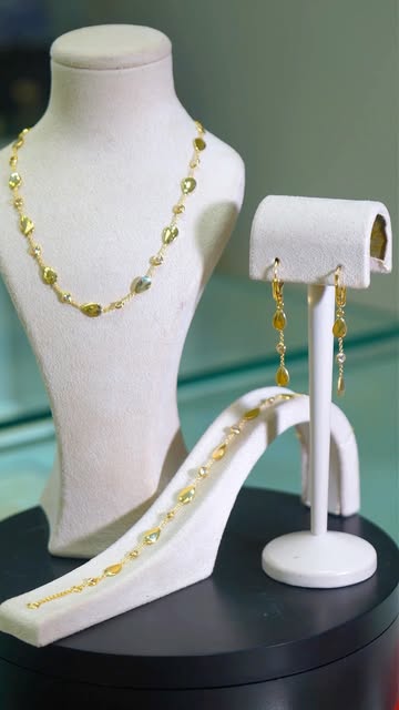 Topkapi Juwelier güncel Instagram paylaşımından altın kolye, küpe ve bileklik seti
